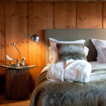 Luxurious 5-bedroom Chalet Overlooking Villa *