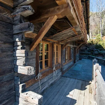 Luxurious 5-bedroom Chalet Overlooking Vila